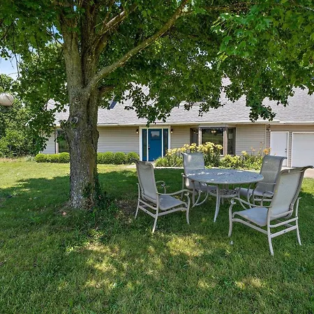Tranquil Family Home With Yard, 14 Mi To Springfield